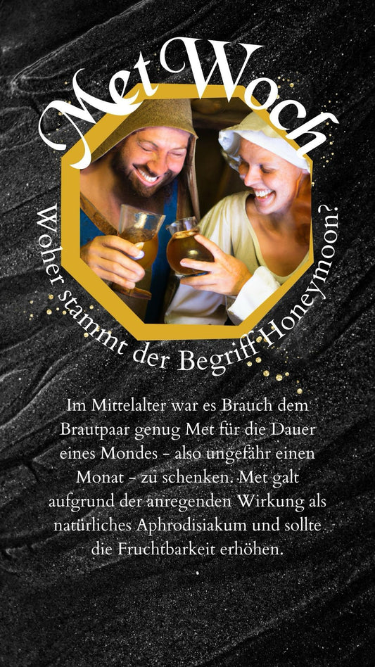 Ein mittelalterliches Hochzeitspaar lacht und stößt mit Gläsern voller Met an. Text erklärt die Herkunft des Begriffs "Honeymoon" und seine Verbindung zu Met.