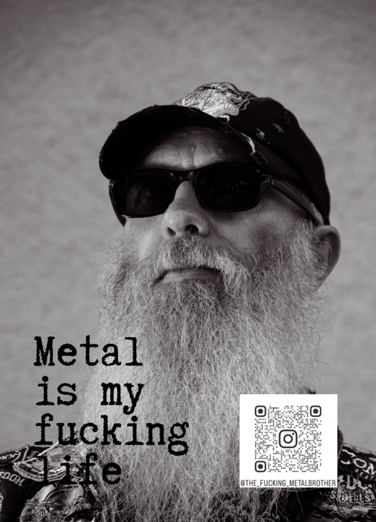 "Thefuckingmetalbrother in ikonischer Pose: langer Bart, Sonnenbrille und Patch-Jacke. 'Metal is my fucking life' – pure Leidenschaft und Rebellion.